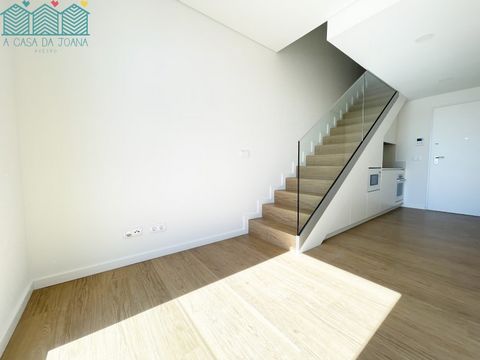 Apartamento T2 Duplex, mobilado, próximo dos principais serviços e comodidades, tais como escolas, infantários, comércio e serviços, situado na principal avenida da cidade: Avenida Dr. Lourenço Peixinho. Este apartamento é distribuído por uma ampla s...