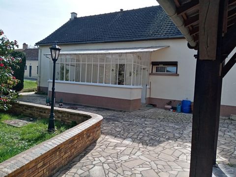 Cette maison de bourg raccordée au tout à l'égout, de plain pied vous séduira par ses atouts . Située sur la commune de Brette les Pins, proche de RUAUDIN et de l'agglomération du MANS. Une grande cour pavée dessert un beau terrain arboré, un grand g...