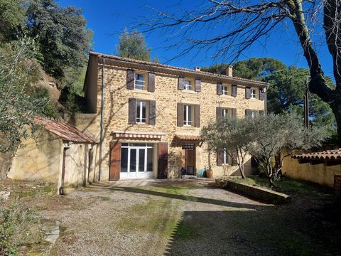 A quelques kilomètres de Vaison la Romaine, dans un charmant village provençal avec commerces, VAISON VENTOUX Immobilier vous propose cette ancienne magnanerie implantée sur une parcelle de 1454 m2. Vous pourrez profiter du charme de l'ancien mais ég...