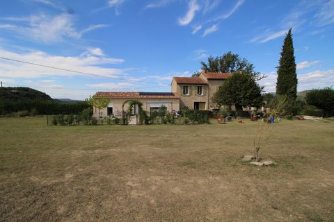 VAISON VENTOUX Immobilier vous propose cette maison de charme et de caractère entièrement rénovée et parfaitement entetenue. L'habitation principale d'environ 140 m2 se compose d'une cuisine indépendante, d'un séjour avec poele à bois, de 4 chambres,...