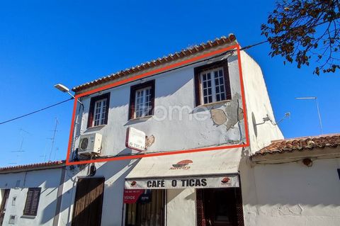 Identificação do imóvel: ZMPT571774 Esta simpática e acolhedora moradia familiar ao nível do 1º Andar, está situada na Avenida Principal da Aldeia da Cabeça Gorda a apenas 12 km da cidade de Beja. Conta com 2 entradas independentes que dão acesso a d...