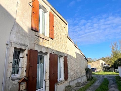 Ici et nulle part ailleurs ! Maison de village à 15 mins des portes de La Rochelle, d'environ 92 m2 habitables comprenant en rdc une belle pièce de vie lumineuse et traversante de plus de 42 m2 avec cuisine aménagée et équipée, poêle à bois, buanderi...