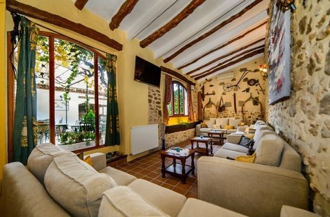 Discover this beautiful and well maintained hotel for sale, located in the picturesque village of Quatretonda. This pre-owned property is an excellent investment opportunity for those looking to own a thriving hotel business. The hotel has a generous...