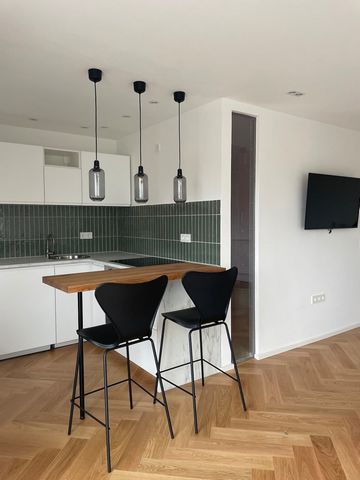 Genieße ein stilvolles Erlebnis in dieser zentral gelegenen Design-Unterkunft. Die wunderschöne, moderne Wohnung ist neu renoviert und besitzt einen eigenen Balkon. Trotz der Innenstadtnähe ist die Wohnung relativ ruhig. Sie befindet sich in der Nähe...