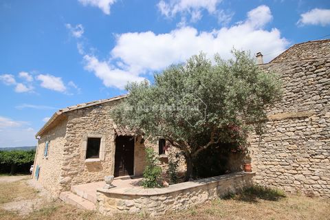 Envie d'une vue époustouflante sur les monts du Vaucluse et son célèbre Mont Ventoux ? Alors cette maison est faite pour vous ! A quelques kilomètres de Vaison la Romaine et son célèbre marché, venez découvrir cette maison composée de deux logements....