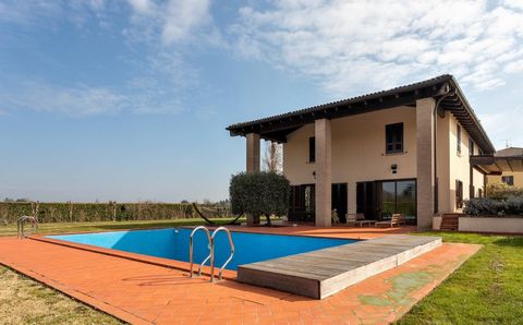 San Lazzaro di Savena Villa indipendente - Ampio Giardino - Piscina - Terrazzo A circa 1 km dal centro di San Lazzaro, in zona di pianura non isolata e vicina alle attività commerciali, è disponibile un'elegante villa di circa 350 mq. Circondato da u...