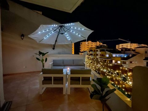 Appartement moderne à vendre dans la prestigieuse urbanisation *Parque Recoleta*, situé dans la région de Punta Prima, Torrevieja (Alicante), à 2 minutes à pied de la mer. L’appartement se trouve au cinquième étage d’un immeuble avec ascenseur, offra...