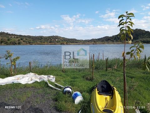 Rustiek perceel met caravan en stacaravan in Foz de Odeleite, vlakbij de rivier de Guadiana Beschrijving: Dit rustieke perceel van 1.960 m² in Foz de Odeleite biedt een unieke kans voor wie op zoek is naar een rustig toevluchtsoord in de buurt van de...