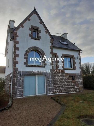 En campagne et sans vis-à-vis, venez découvrir cette belle maison Néo Bretonne, entièrement rénovée, d'une surface de 95 m2 habitables. - Au rez-de-chaussée, une cuisine entièrement équipée ouvrant sur un très spacieux salon/séjour agréable et lumine...