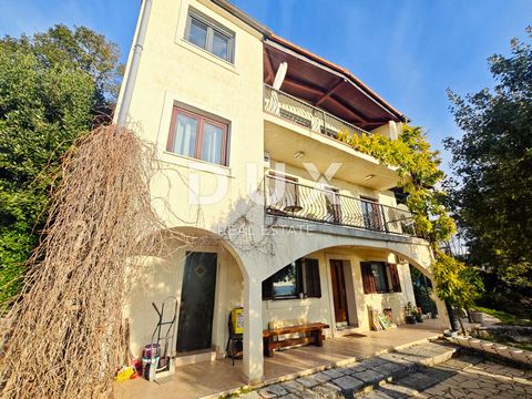 Location: Primorsko-goranska županija, Crikvenica, Crikvenica. CRIKVENICA - Casa ammobiliata con due appartamenti, vista panoramica! Vendiamo una bella casa con due appartamenti a Crikvenica con vista panoramica sul mare! La casa si trova in una posi...