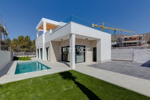 Vrijstaande Huizen vlak bij een Winkelcentrum en Strand in Finestrat Alicante Vrijstaande huizen in Finestrat liggen vlakbij een winkelcentrum, het strand en de stad. Deze kustplaats maakt deel uit van de Costa Blanca en staat bekend om zijn prachtig...