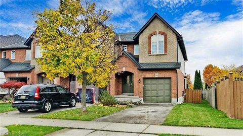 Einzug in die fertige Endeinheit Freehold Townhome mit Blick auf den Park! Willkommen in diesem charmanten Stadthaus im begehrten Viertel Stoney Creek Mountain. Dieses familienfreundliche Haus bietet außergewöhnliche Privatsphäre ohne hintere Nachbar...