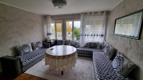 Appartement F3 57 m² Vichy donnant sur l'Allier en face de l' aviron Il est au 2 éme étage avec ascenseur Il se compose d' une entrée, une cuisine,un salon de 16 m², 2 chambres de 9.5 et 12.5 m²,un couloir avec placard,une salle d'eau et un wc avec l...