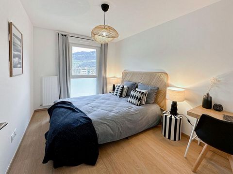 Bonneville à deux pas de la gare, T2 à découvrir pour un premier achat ou un investissement locatif. L'appartement est composé d'une pièce de vie 28m2 ouvrant sur une terrasse de 5m2 exposée sud-est, une chambre d'environ 12m2 et une salle d'eau avec...