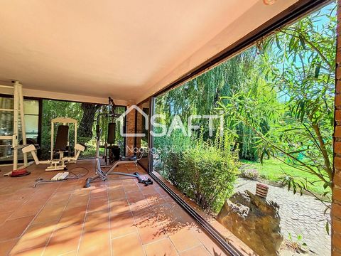 Située au centre d'Ayguesvives, cette originale maison d'architecte bénéficie d'un emplacement recherché, alliant tranquillité et praticité. Vous apprécierez la proximité des écoles, des commerces (3 minutes à pieds) et des espaces verts pour des bal...