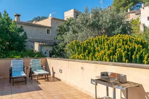 Im Außenbereich dieses wunderbaren Anwesens finden Sie zwei geräumige Terrassen mit Sonnenliegen und einem Essbereich im Freien, wo Sie in der Sonne entspannen oder die Gesellschaft Ihrer Lieben genießen können. Auf der Terrasse im Erdgeschoss können...