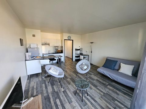 Proche de tout de commerce et du centre ville, ce studio de 32 m² se trouve dans un immeuble situé au 3ème étage avec à disposition un ascenseur. Vous y trouverez à l'entrée un couloir de 5m² avec deux placard qui offre du rangement, un salon lumineu...