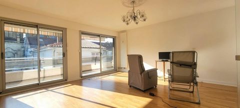 Bien d'exception !!! Situé au coeur d'Agen dans une résidence sécurisée très recherchée avec jardin intérieur arboré. Appartement 3 pièces de 83m2 au 1er étage avec ascenseur,très ensoleillé bénéficiant d'une double exposition (est-ouest). Proche tou...