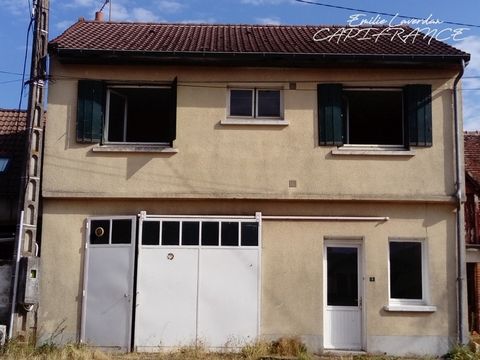 C'est dans le village de Oulches à 18 minutes d'Argenton que se trouve cette maison, idéal investisseur, locatif ou activité indépendante. Le rez-de-chaussée comprend : - 1 entrée avec l'escalier, - 1 cellier avec la chaudière à fuel, le ballon d'eau...