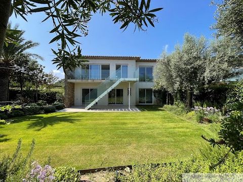 CAVALAIRE PARTIES LES CALANQUES UNE SPLENDIDE VUE SUR LA MER pour cette PROPRIETE NEUVE de très belle conception, qualité des artisans, qualité des matériaux d'une superficie de 150m2 habitables face mer. Elle vous invite avec hall d'entrée, buanderi...