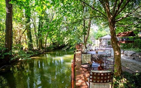 LA VIE DE PALACE S'OFFRE A VOUS Dans la petite ville prisée de Baldersheim, à la croisée des chemins entre Mulhouse, Bâle et Fribourg-en-Brisgau, cette maison d'architecte se distingue par ses prestations d' exception. Avec ses 360 m² de surface habi...