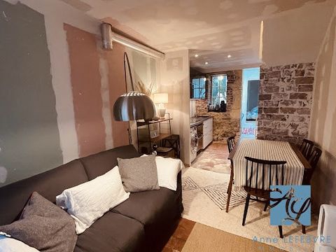 Anne LEFEBVRE IMMOBILIER vous propose dans une ruelle calme à proximité immédiate des commerces et de la gare, une maison de pêcheur originale ! Au rez-de-chaussée : pièce de vie, cuisine ouverte aménagée et équipée, chambre et patio ; A l'étage : sa...