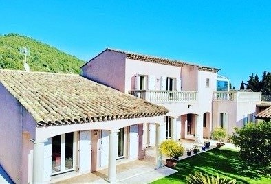 Villefranche-sur-Mer : Située dans le domaine fermé du Castellet, au calme, avec un ensoleillement du matin au soir, très belle villa néo-provençale de plus de 200 m2 habitables, bâtie sur un beau terrain plat et arboré de 1500 m2 avec grande piscine...