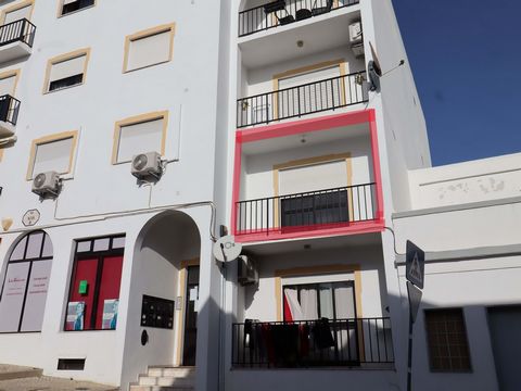 Come and discover this excellent 1 bedroom apartment located in the charming town of Loulé, namely in Boliqueime. With a total area of 71 m2, this apartment maintains its classic essence, being a great option for those looking for a home where they c...