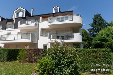 megAgence vous présente un très bel appartement Duplex de 131 m², situé dans une résidence calme et sécurisée, au cœur du quartier recherché de Mont-Saint-Aignan Village. Ce bien rare offre un cadre de vie exceptionnel avec une vue imprenable et un a...