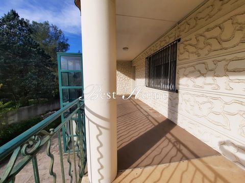 Best Home is pleased to present to you in Exclusivity this type 3 apartment with generous volumes (89 m2 of living space), located on the first and last floor of a small condominium on the northern hills of the city, 2.7 Kms from the Jardins de la Fo...