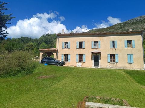 Oude stenen mas uit 1828. Gelegen in een idyllische omgeving op een terrein van 7785m² met een panoramisch uitzicht op het omliggende platteland. Grote hoofdentree met trapopgang, enorme boerenkeuken, grote zitkamer. 1e verdieping 5 slaapkamers, klee...