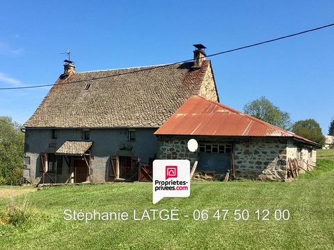 EXCLUSIVELY, in the town of Larodde (63) near Cantal, (15), Stéphanie LATGÉ, offers you this Auvergne house and its barn, all on a plot of approximately 3136 m2 with trees. The house has a living area of approximately 131 m2 with a slate roof in good...