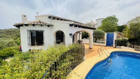 Description of object: With a total living area of nearly 158 m2, spread over two floors, this villa offers two independent living spaces. The upper floor features a spacious entrance, living and dining room, two bedrooms, bathroom, kitchen, and a la...