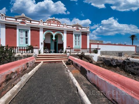 Estupendo Real Estate est heureux de proposer à la vente cette maison de campagne historique unique dans la région de Mácher / La Asomada. Elle a été construite il y a plus de 200 ans et est un site patrimonial protégé. La maison est entourée d'une j...