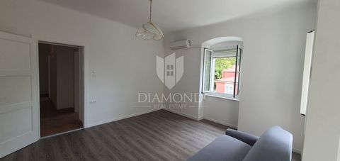 Location: Primorsko-goranska županija, Rijeka, Podmurvice. For sale is a 70 m² apartment located in the attractive neighborhood of Podmurvice, just a 5-minute drive from the city center. The apartment is spacious and functionally designed, consisting...