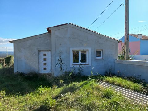 Villa T1/T2 de plain-pied en construction, sur un terrain de 2 045m2, avec un puits d’eau et entièrement murée/clôturée. Il est très proche des plages de S. Martinho do Porto et Foz do Arelho et offre une vue imprenable sur Nazaré, Tornada, Alfeizerã...