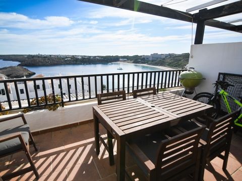 Un appartement en duplex avec des vues spectaculaires sur l'une des plages les plus emblématiques de l'île. Par une porte indépendante, on entre au rez-de-chaussée, sur deux niveaux, et on arrive à la cuisine qui se connecte à la salle à manger, qui ...