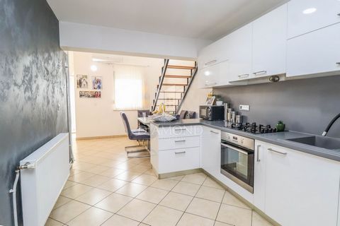 Location: Istarska županija, Novigrad, Novigrad. Istria, Cittanova, dintorni! Appartamento arredato con 3 camere da letto! L'appartamento si trova al primo piano di un edificio residenziale, e la superficie dell'appartamento è di 67,80 mq più una man...