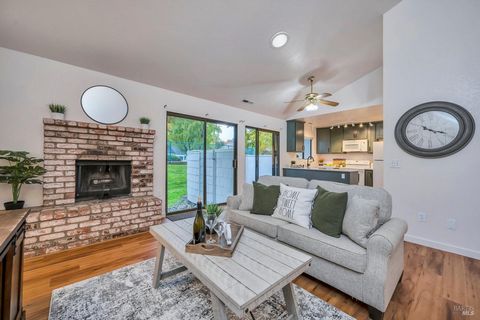 Affordable and adorable, this single-story townhouse is ready for you to move in. Prime end-unit location next to the greenbelt gives you ultimate sense of space while the wonderfully updated interior allows you to relax in comfort. Brazilian Koa wat...