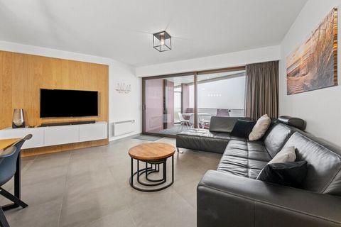 Welkom in dit schitterend, volledig gerenoveerd appartement in de prestigieuze Residentie Bristol Palace, een icoon aan de Belgische kust. Dit luxe-appartement biedt alles wat u wenst voor een stijlvol verblijf aan zee, inclusief een privé staanplaat...