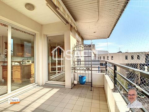 SAFTI Immobilier presents this superb 82 m², 3-bedroom apartment, ideally located just steps from Vénissieux's city center, facing Parc Dupic, in a prestigious 2001 residence. Situated on the 4th and top floor, this bright apartment offers an unobstr...