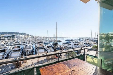 Ce magnifique appartement est idéalement situé sur le vieux port de Cannes, à 5 minutes à pied du Palais des Festival et de l'emblématique Boulevard de la Croisette. Vous serez également situés au cœur des commodités, à deux pas du centre historique ...