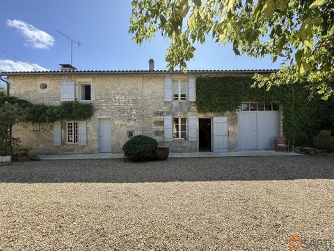 Située dans la charmante commune de Vars (16330), à 15 km d'Angoulême, cette propriété bénéficie d'un emplacement idéal proche des commerces et des espaces verts en bord de Charente. Avec un terrain de 820 m², la maison offre une atmosphère paisible ...