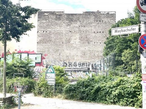 O excelente terreno para construção está localizado em uma localização privilegiada em Berlim. O terreno tem uma área de 360 metros quadrados e oferece a possibilidade de construir numa área habitável de cerca de 1000 metros quadrados. A proporção da...