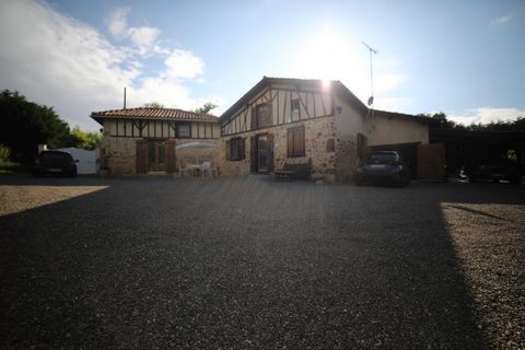 Quoi de mieux qu'une maison remplie d'histoire, mais possédant le confort moderne? Dans la commune d’Eugénie les Bains, venez découvrir cette demeure datant de la révolution française. Sur une parcelle de 1600 m², cette maison traditionnelle de 140 m...