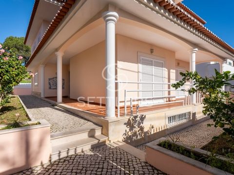 Casa unifamiliar de 5 dormitorios, con una superficie bruta de 250 m2, situada en la tranquila zona residencial de Cobre, Cascais. Se distribuye en 3 plantas de la siguiente manera: Planta baja: Hall de entrada, salón (40,64 m2) orientado al sur, div...