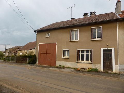 A semilly, village fleuri, à mi-chemin entre Chaumont et Neufchateau, cette maison de village sur 2 niveau avec un jardin clos attenant vous séduira certainement. Ses beaux volumes se composent, entre autres d'un grand salon-séjour, 3 chambres. Chauf...