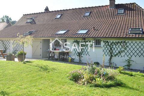 This very pretty charming detached house of 116 m2 on a semi-single storey, completely renovated having kept all its authenticity, located 10 minutes from Hesdin, 30 minutes from Montreuil, offers you on the ground floor: its living room, its fully e...