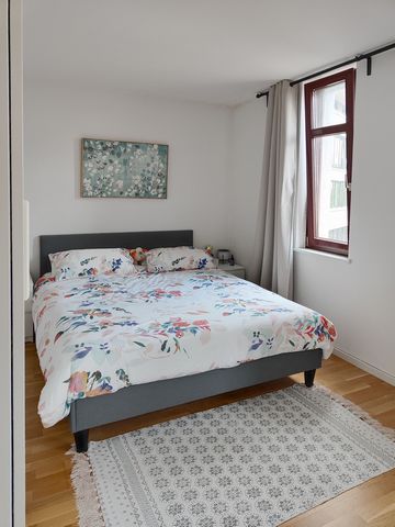 Die 2-Zimmer-Wohnung in der 2. Etage bietet auf einer Fläche von 57 qm ausreichend Platz für Singles oder Paare. Die Wohnung ist sehr modern und gepflegt, was sich in der hochwertigen Ausstattung widerspiegelt. Das Badezimmer verfügt über eine Badewa...