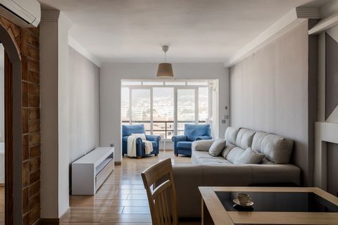 Ubicado en el corazón de Benalmádena ofrece una combinación perfecta de comodidad y conveniencia. Ubicado a minutos de la playa, estación de tren, restaurantes y comercios alrededor. Este acogedor apartamento cuenta con vistas parciales al mar. Hermo...